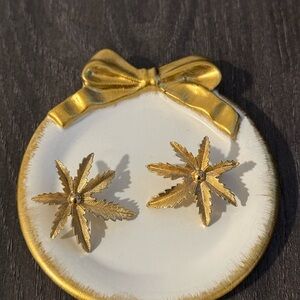 Sarah Coventry Gold Leaf Clip On Earrings